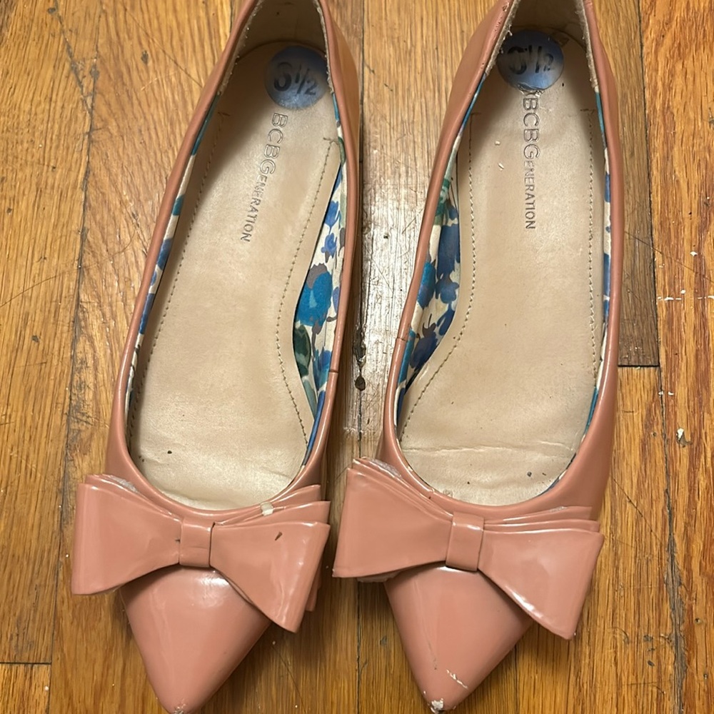 Pointed toe bow BCBG Flats